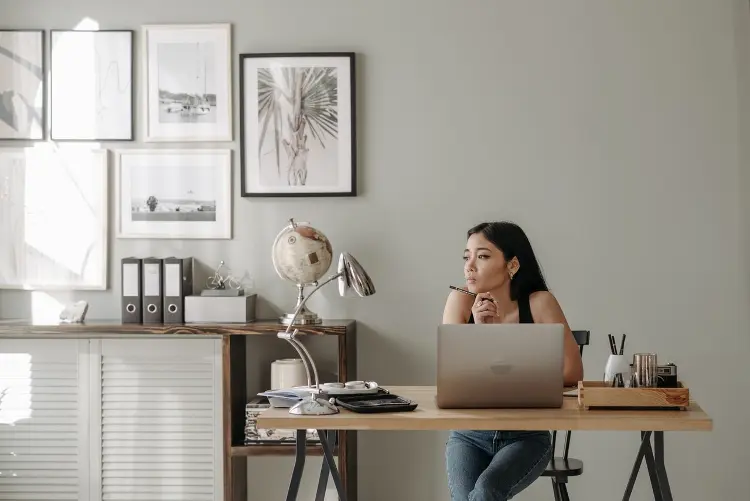 woman-using-macbook